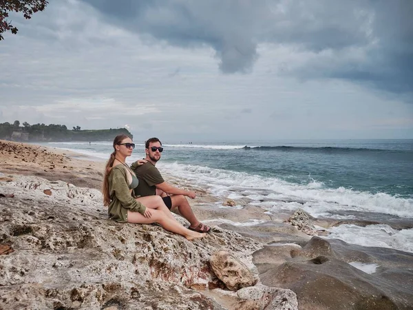 Casal Amoroso Posando Praia Areia Com Mar Azul Céu Fundo — Fotografia de Stock