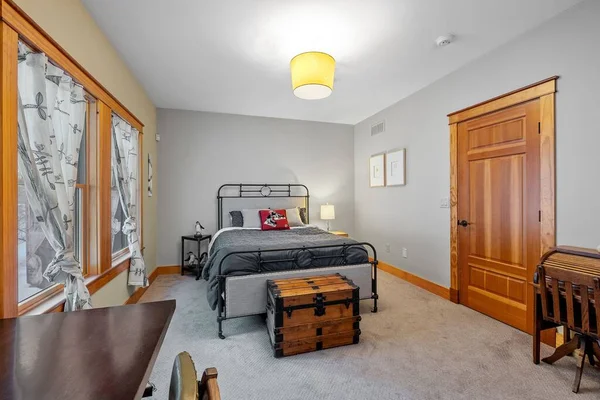 Das Schlafzimmer Eines Modernen Rustikalen Hauses Den Bergen — Stockfoto