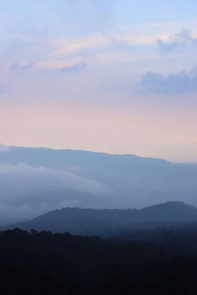 Colinas Con Poco Niebla Noche Nublada Desde Cima Montaña Antes —  Fotos de Stock