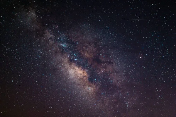 Galaktyka Drogi Mlecznej Świeci Nocą Przez Gwiaździste Niebo — Zdjęcie stockowe