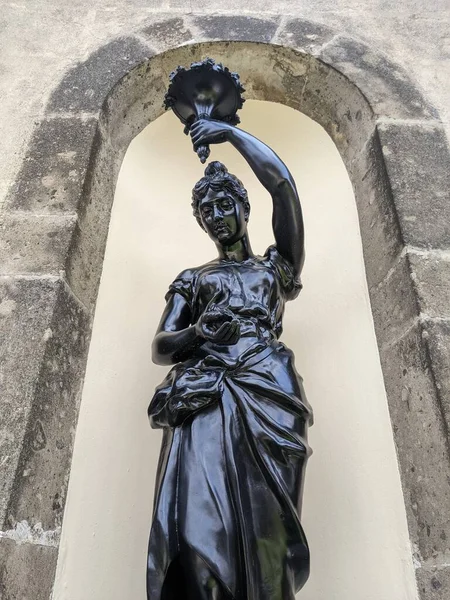 Eine Niedrige Skulptur Aus Poliertem Schwarzen Stein Vor Einer Lichtwand — Stockfoto