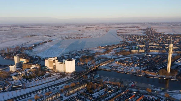 一座被雪覆盖的城市里一条蜿蜒的河流的鸟瞰图 — 图库照片