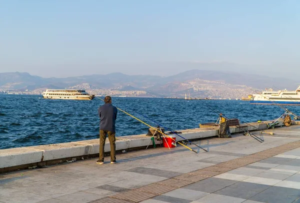トルコのイズミル湾沿岸の晴れた日に漁船と山を背景にした漁業 — ストック写真