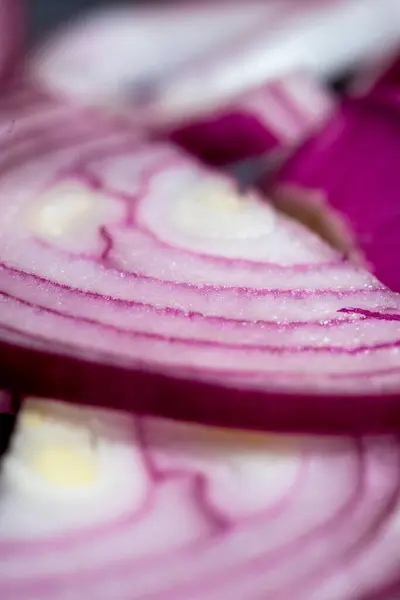 Stock image A vertical closeup shot of fresh sliced red onions