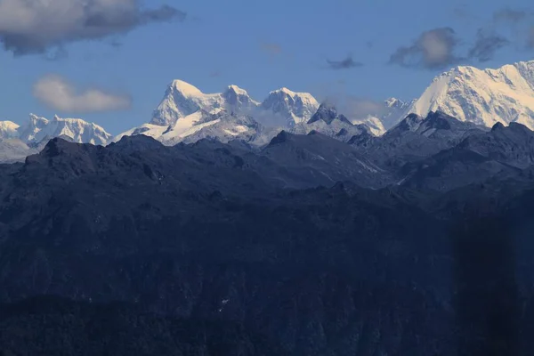 晴れた日には青空に向かってブータンの山々の美しいショット — ストック写真