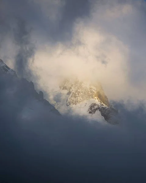 Вертикальний Знімок Захоплюючої Засніженої Гори Вкритої Туманом — стокове фото