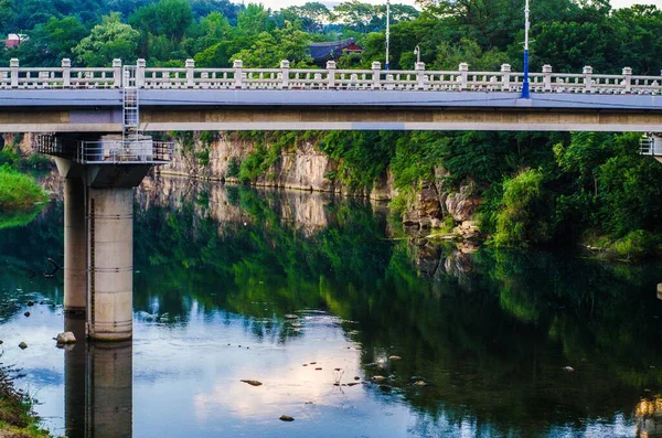韓国のサムチョル川に架かる美しい橋で 水面に緑の自然を映し出しています — ストック写真