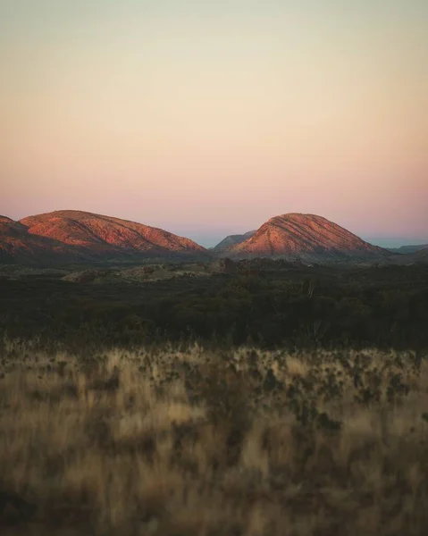 Vertikální Pohled Krajinu Při Západu Slunce Purpurové Hory Pozadí Oblohy — Stock fotografie