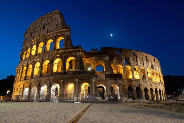 밤하늘을 배경으로 이탈리아 로마의 역사적 콜로세움 — 스톡 사진