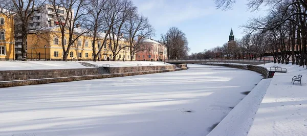 冬の間 フィンランドのトゥルクの町で凍った川の冷たい景色 — ストック写真