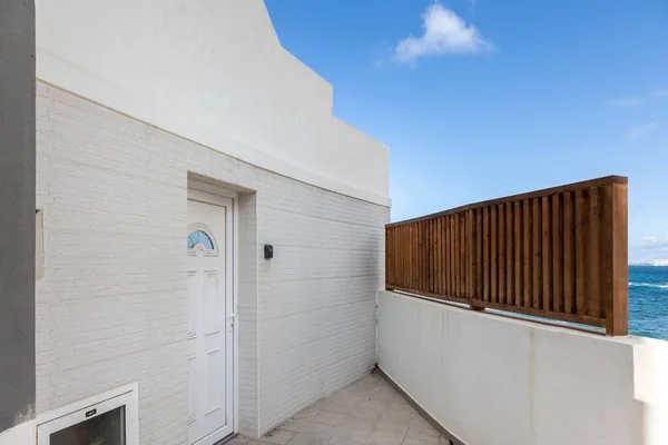 Una Vista Ravvicinata Una Porta Edificio Bianco — Foto Stock