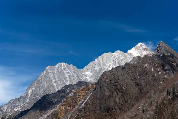 澄んだ青い空の下でのSiguniangshan山の景色 中国西部の瓊ライ山脈 — ストック写真