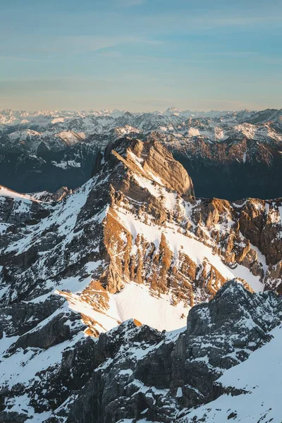 Colpo Verticale Delle Alpi Svizzere Bella Gamma Nevosa — Foto Stock