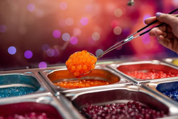 Close Uma Mão Colher Laranja Comida Caviar Postes Exibidos Restaurante — Fotografia de Stock