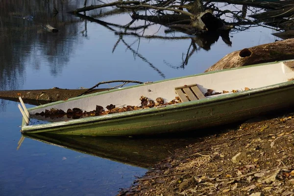 Una Vecchia Barca Parcheggiata Sulla Riva Lago — Foto Stock