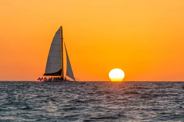 Vacker Bild Segelbåt Som Närmar Sig Solnedgången Strax Ovanför Horisonten — Stockfoto