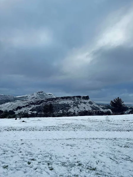 Birleşik Krallık Edinburgh Kar Yağışı Alan Örtüsünün Dikey Çekimi — Stok fotoğraf