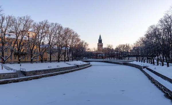 Schładzający Widok Zamarzniętej Rzeki Miejscowości Turku Finlandii Zimą — Zdjęcie stockowe