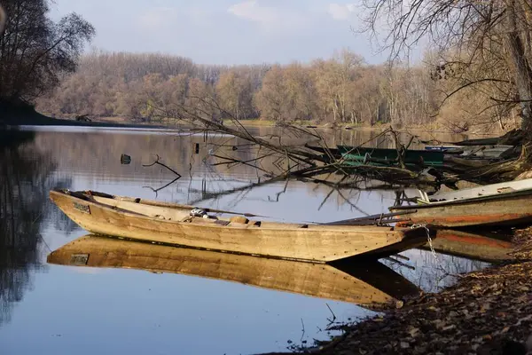 Een Oude Boot Geparkeerd Aan Oever Van Een Meer Omringd — Stockfoto