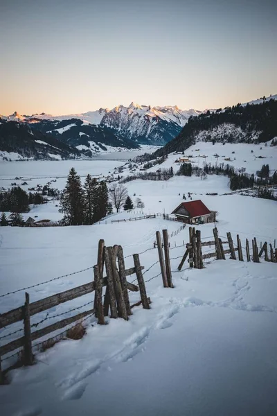 Plan Vertical Paysage Hivernal Avec Chalet Sur Fond Des Alpes — Photo