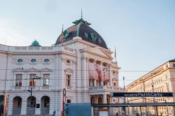 奥地利维也纳历史性的大众剧场建筑 — 图库照片