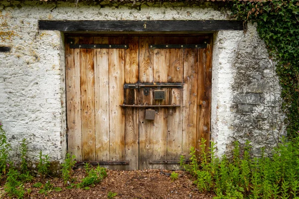 Ένα Παλιό Ασβεστωμένο Κτίριο Ξύλινες Πόρτες Στο Δάσος — Φωτογραφία Αρχείου