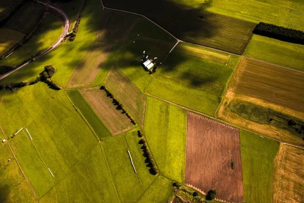 Una Vista Aérea Los Campos Agrícolas Verdes Brillantes Una Granja — Foto de Stock
