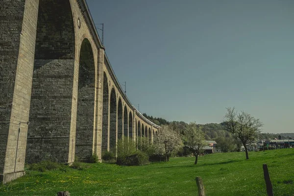 Длинный Каменный Мост Возле Зеленого Парка — стоковое фото
