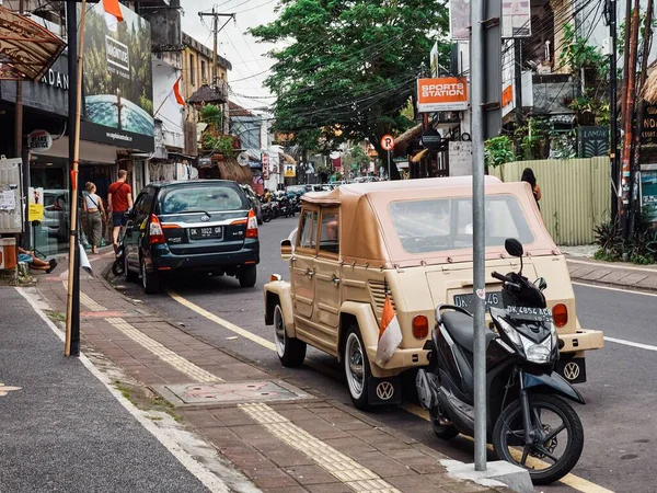 Auto Una Moto Parcheggiate Lungo Marciapiede Nella Città Denpasar Indonesia — Foto Stock