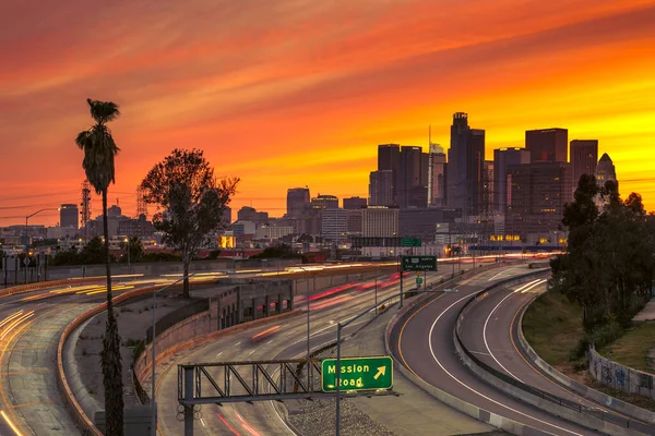 Krásný Záběr Dálnice Blízkosti Moderních Budov Centru Los Angeles Při — Stock fotografie