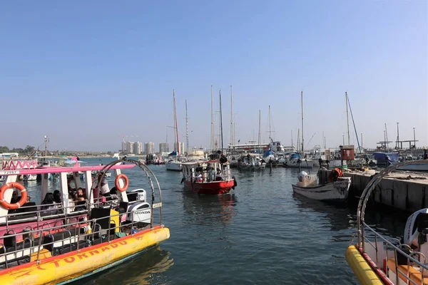 Barco Rojo Que Entra Puerto Deportivo Ciudad Acre Israel — Foto de Stock