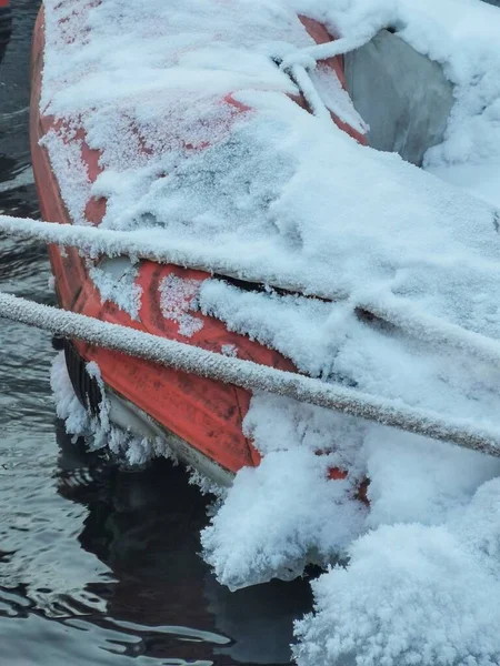 雪地上漂浮的木筏的垂直特写 — 图库照片