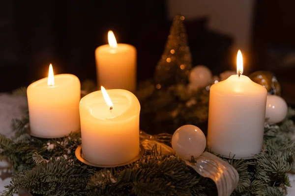 Nahaufnahme Eines Dekorativen Kranzes Mit Brennenden Kerzen — Stockfoto