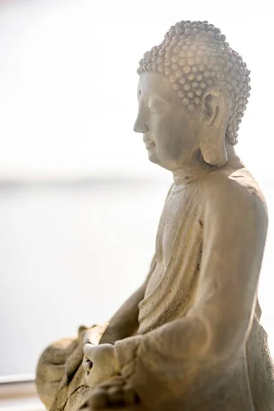 Крупный План Скульптуры Будды Против Моря Ясного Неба Солнечный День — стоковое фото
