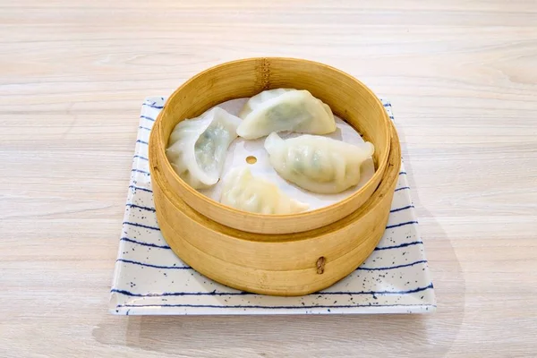 一只木碗里的亚洲饺子特写 — 图库照片
