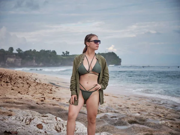 Una Hermosa Mujer Caucásica Traje Baño Posando Playa Arena Con —  Fotos de Stock