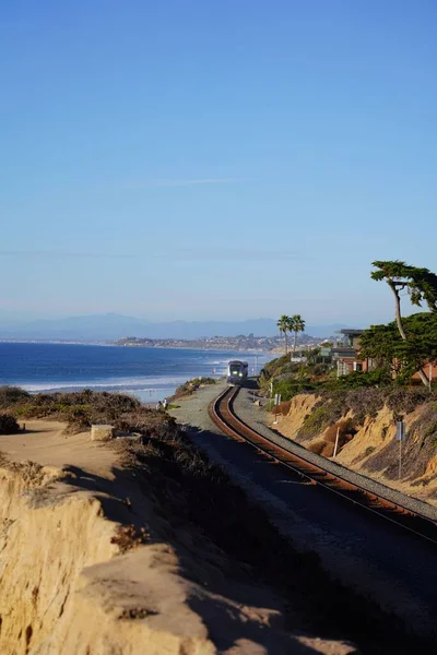 Vertikální Záběr Vlaku Kolejnic Pláži San Diego Pod Modrou Oblohou — Stock fotografie