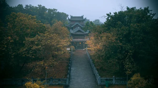 Ett Kinesiskt Tempel Med Orange Papperslampor Vid Ingången Omgiven Mörka — Stockfoto