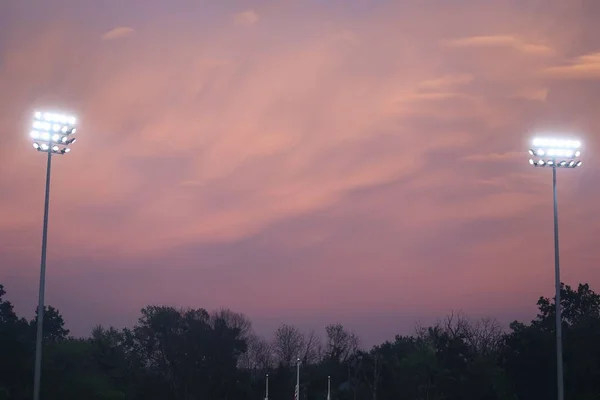 日落时棒球公园的场地灯火通明 — 图库照片
