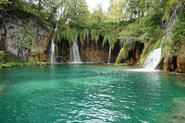 Több Vízesés Folyik Egy Kék Tóba Plitvicei Tavak Nemzeti Parkban — Stock Fotó