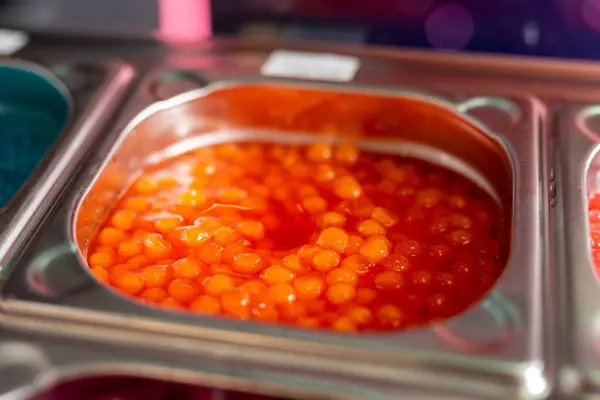 Foco Selectivo Huevas Naranjas Comida Caviar Exhibida Postes —  Fotos de Stock