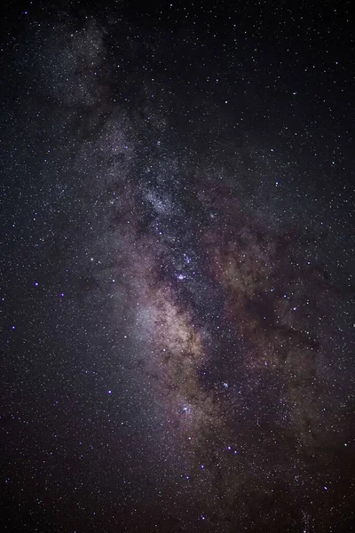 Parlak Mor Yıldızlı Bir Galaksinin Dikey Görüntüsü — Stok fotoğraf