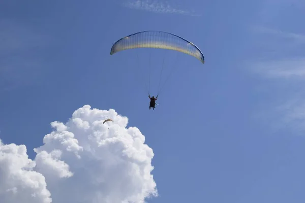 Bulutlu Mavi Gökyüzünün Altında Yamaç Paraşütü Yapan Bir Insanın Düşük — Stok fotoğraf