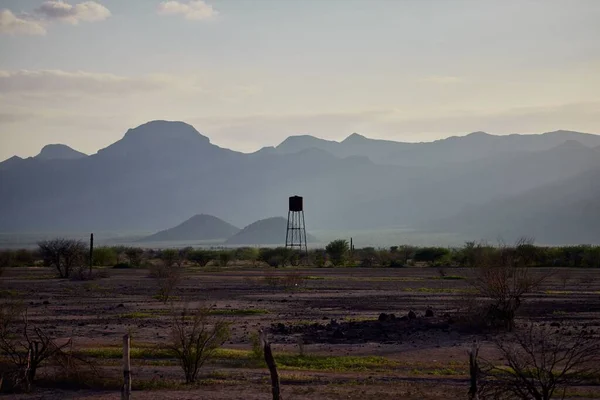 墨西哥下加利福尼亚州洛雷托荒无人烟的田野中一座水塔的风景 — 图库照片