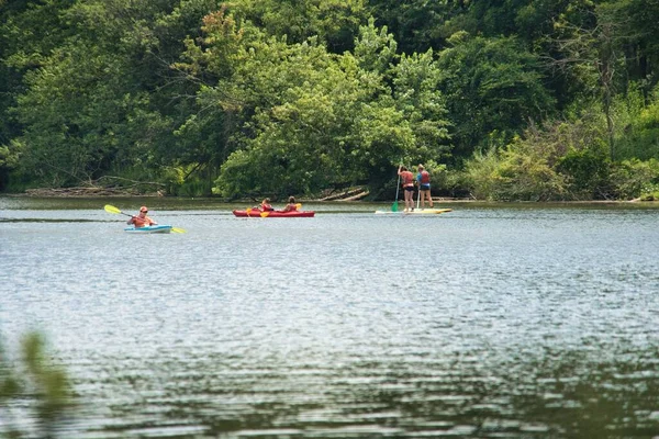 人们在宾夕法尼亚州匹兹堡的湖中划船 — 图库照片
