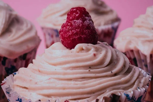 Closeup Delicious Creamy Muffin Raspberry Blurry Background — Stock Photo, Image