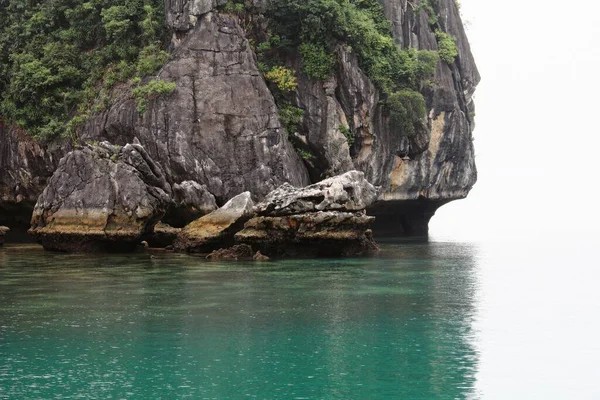 Une Vue Paysage Sur Les Rochers Baie Halong Vietnam Par — Photo