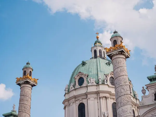 Történelmi Karlskirche Templom Alacsony Szögletű Képe Bécsi Égbolt Alatt Ausztriában — Stock Fotó