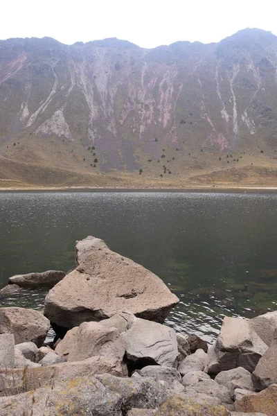 Niski Kąt Nevado Toluca Stratowulkan Meksyku Widokiem Jezioro Ponury Dzień — Zdjęcie stockowe