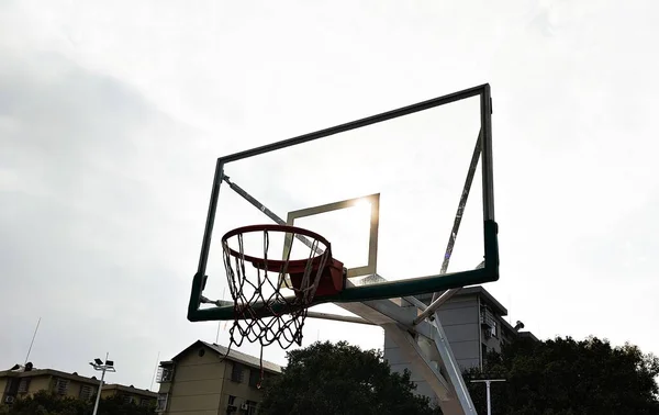 庭の近くのバスケットボールネットのクローズアップショット — ストック写真